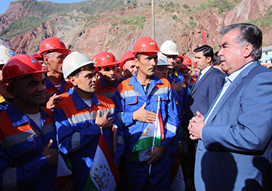 Le Président tadjik échange avec les ouvriers travaillant sur le chantier de Rogun.