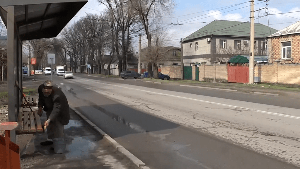 Bishkek Bushaltestelle Putzen Freiwillig