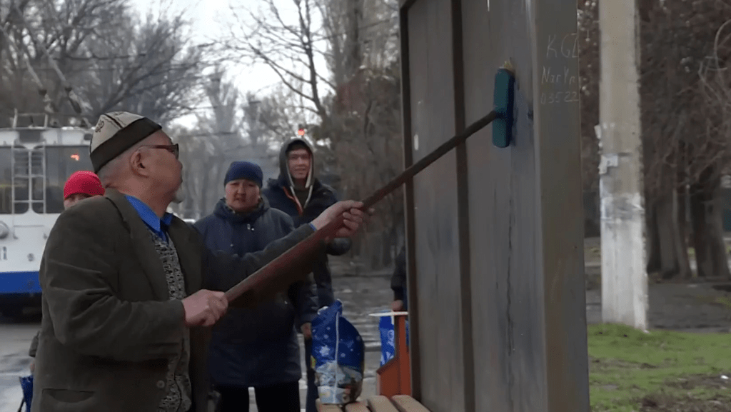 Bishkek Bushaltestelle Putzen Freiwillig