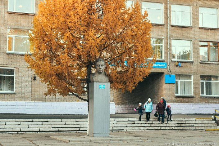 Eine Statue von Nadschda Krupskaja, Lenins Ehefrau in Petropawl