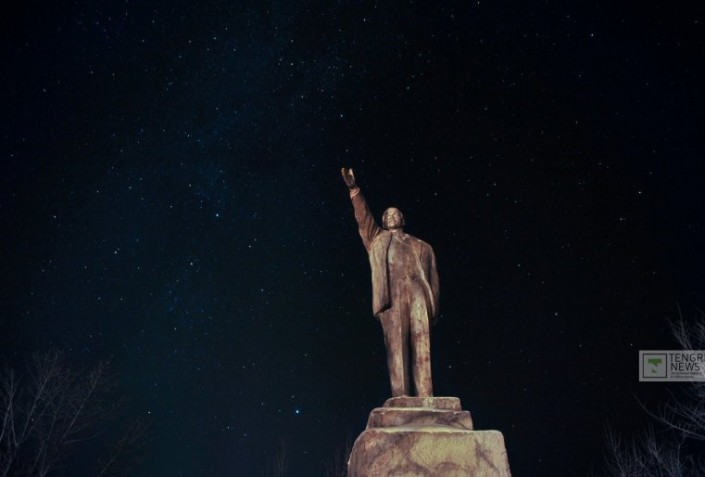 Lenin Statue in Kalatschi bei Nacht
