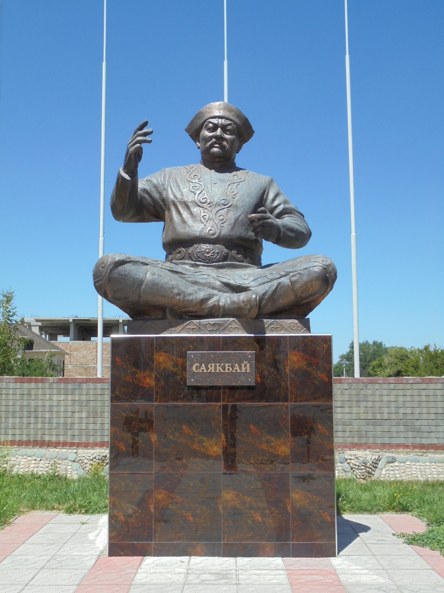 Eine Statue von Sayakbai in Manas Ayil