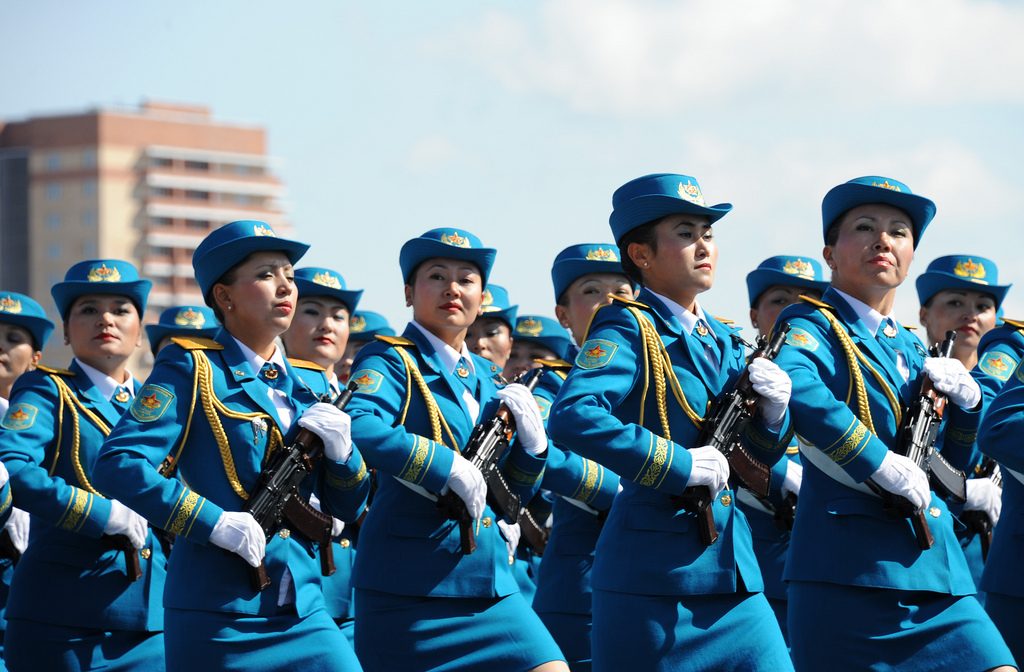 Kasachstan, Frauen, Waffen, Parade