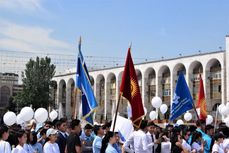 Demonstration gegen Brautraub Flagge
