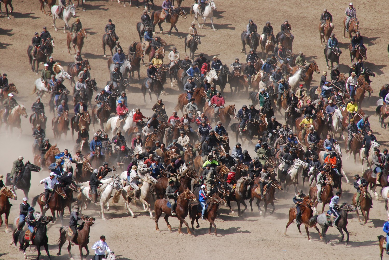 Wer die Ziege zum Schiedsrichter bringt, wird als Sieger verehrt und reich beschenkt. Buzkashi Tadschikistan