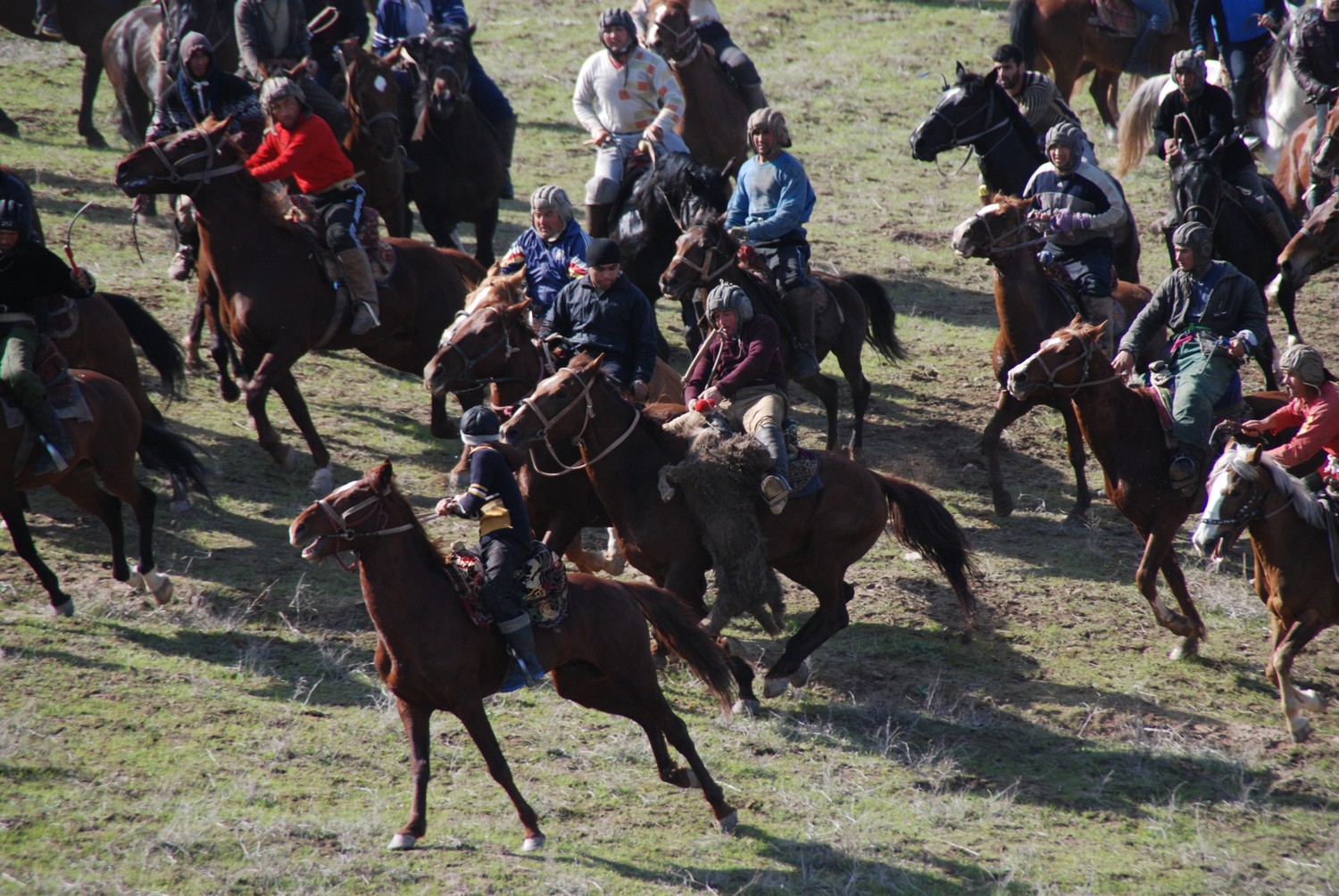 Allen wollen an den Ziegenkörper Buzkashi Tadschikistan