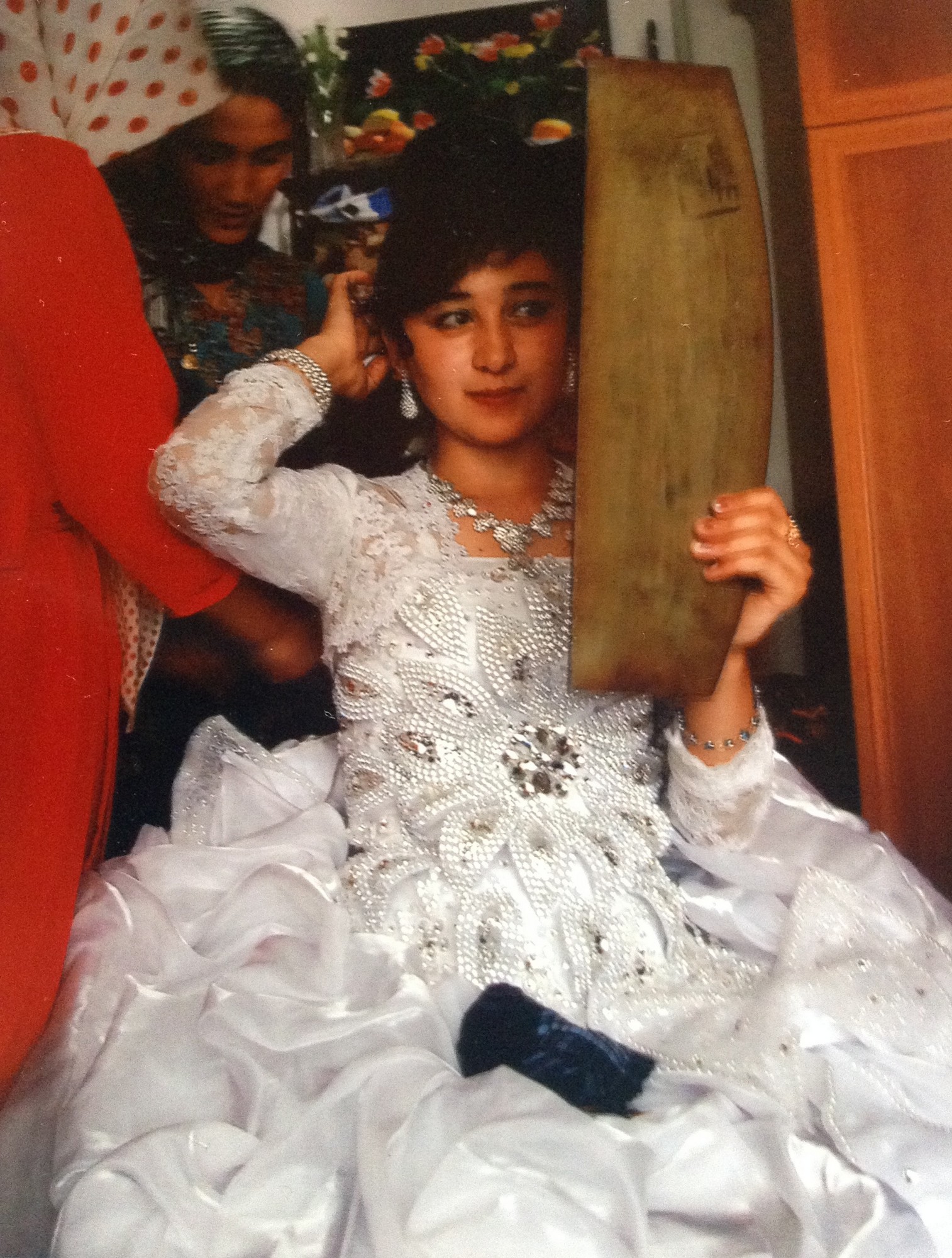 Die Braut bereitet sich vor, um vom Bräutigam den Hochzeitsgästen vorgeführt zu werden. Heutzutage dürfen die meisten Mädchen ein weisses, westliches Brautkleid tragen, ausser der Vater der Braut oder der Vater des Bräutigams verlangen ein traditionelles