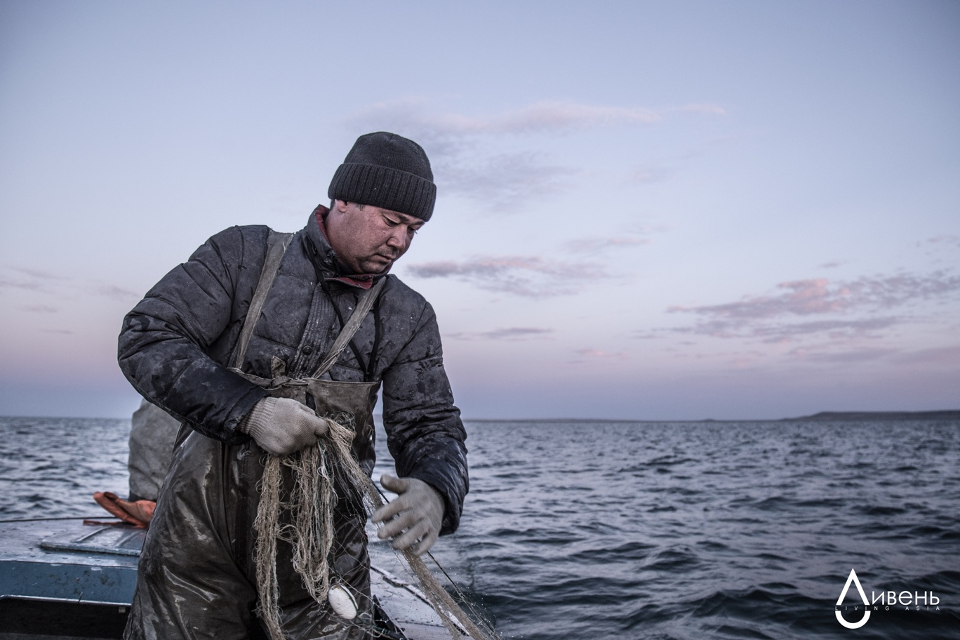 Un pêcheur sur la mer d'Aral