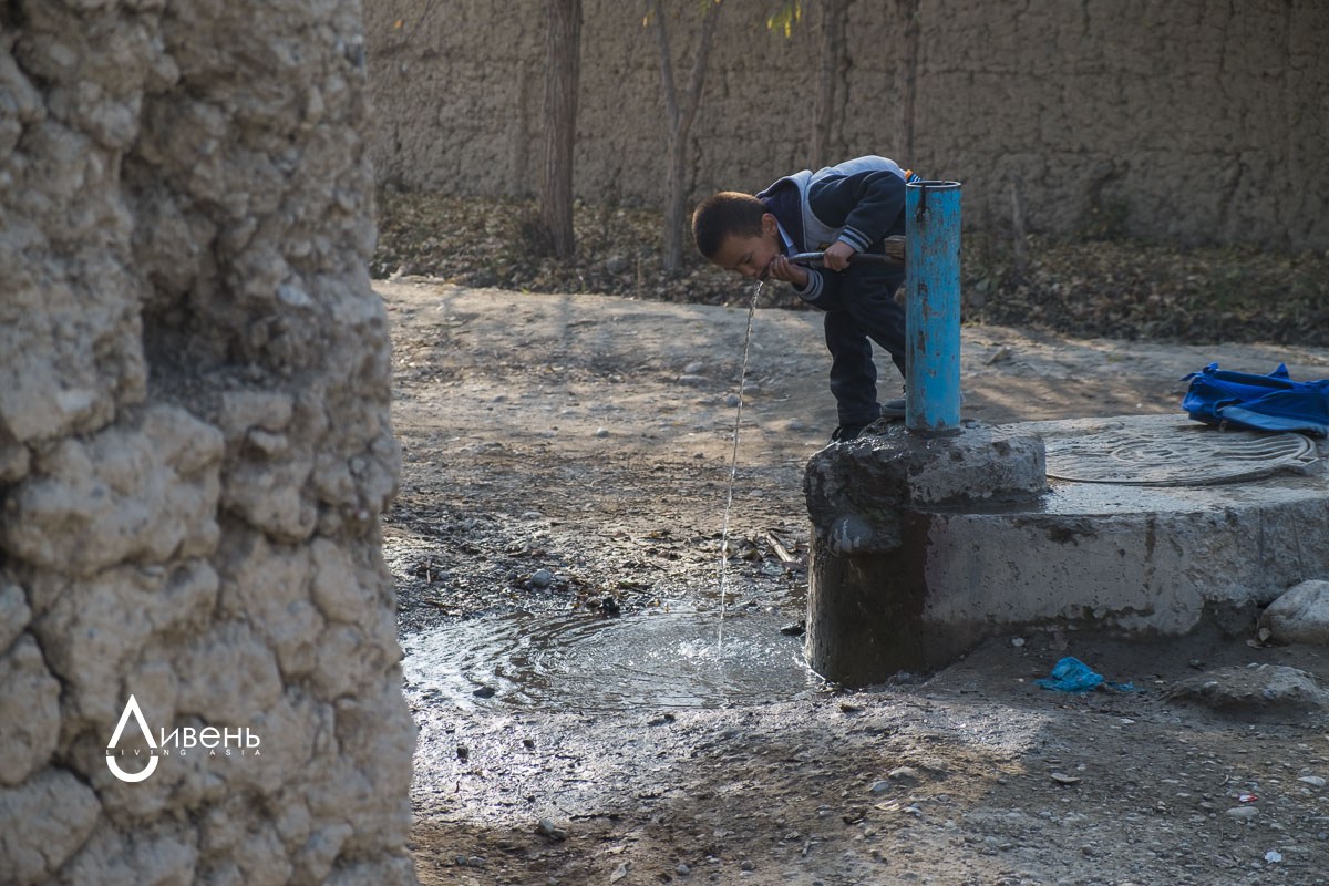 Contrairement à Kok-Tach, il y a à Kara-Bak de l’eau potable