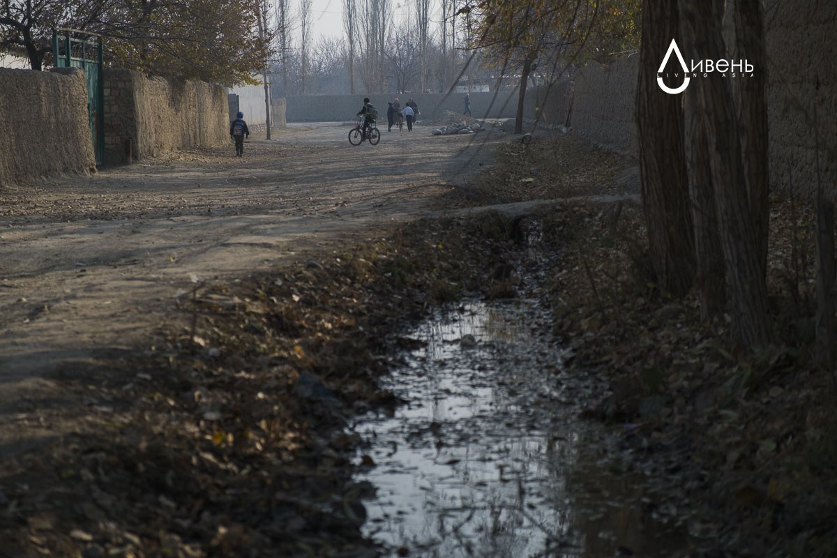 L’eau d’irrigation tombe principalement dans le canal l’été, quand elle est absolument nécessaire. Les villages limitrophes ont d’autres sources aqueuses : à Kara-Bak, l’eau vient du même réservoir de Tortgoulsky