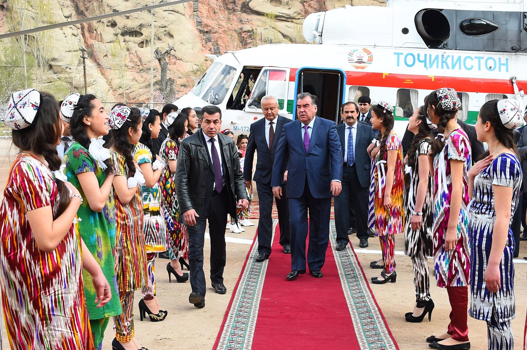 Le président du Tadjikistan, Emomali Rahmon, sortant de son hélicopter.