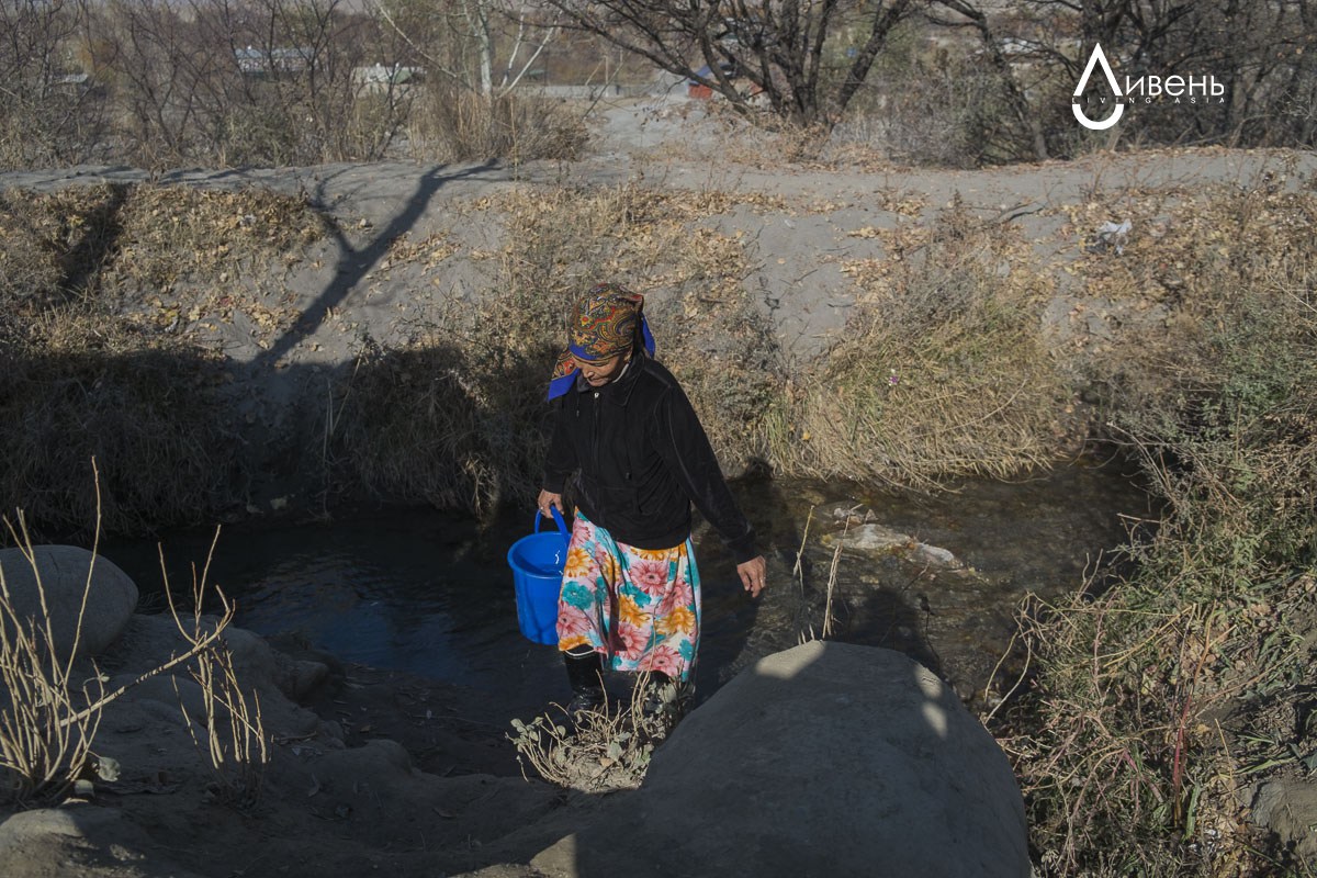 Salamat, vivant dans la partie kirghize du village, collecte l’eau dans l’aryk qui approvisionne l’ensemble du village