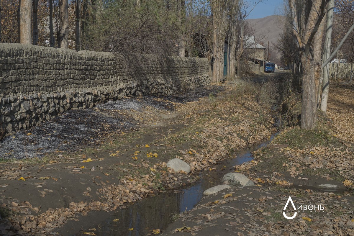 Kok-Tach est empêtré dans un réseau de canaux dont l’eau provient du réservoir de Tortgoulsky