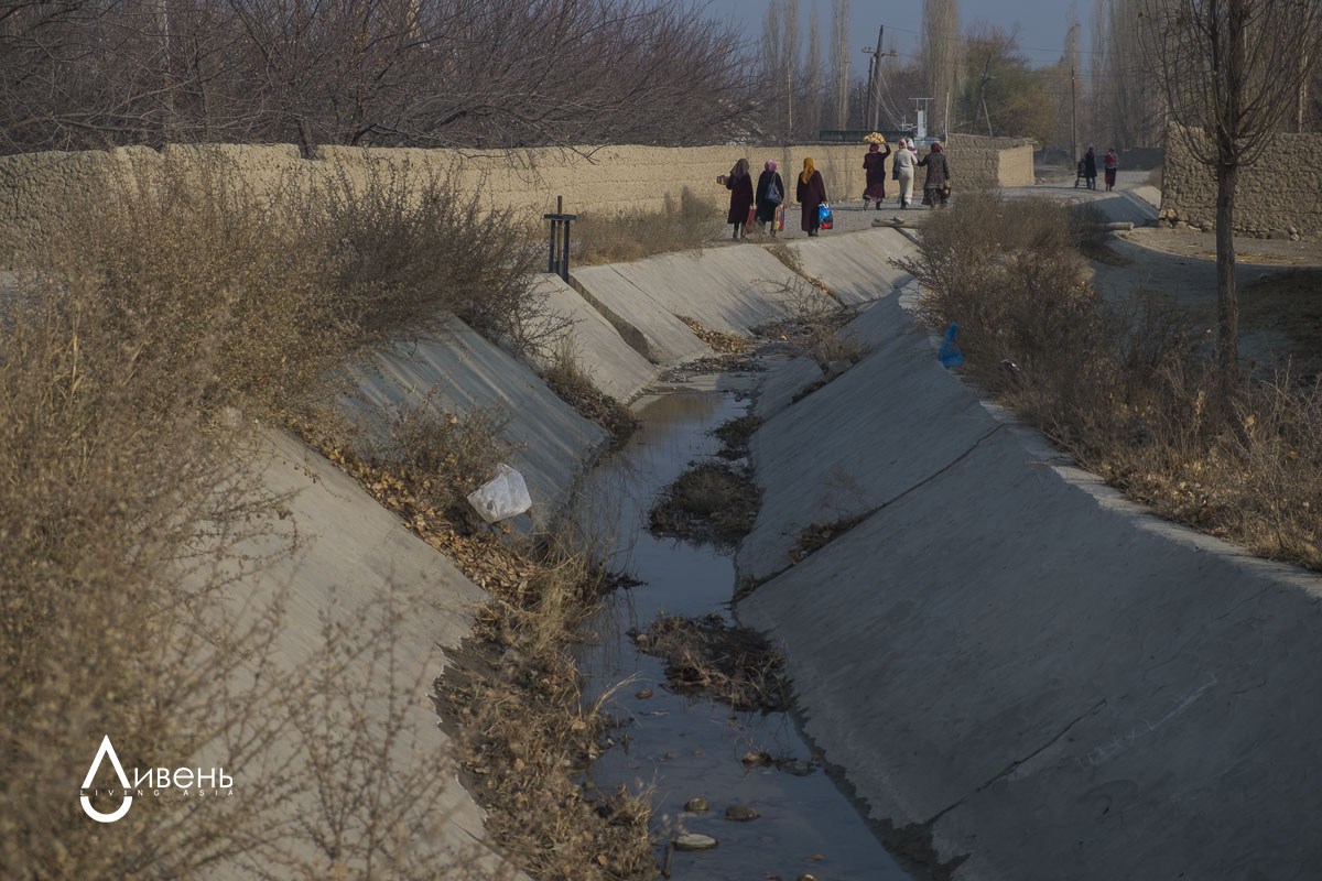 Passant par le territoire kirghiz, l’eau du canal poursuit sa trajectoire vers le Tadjikistan