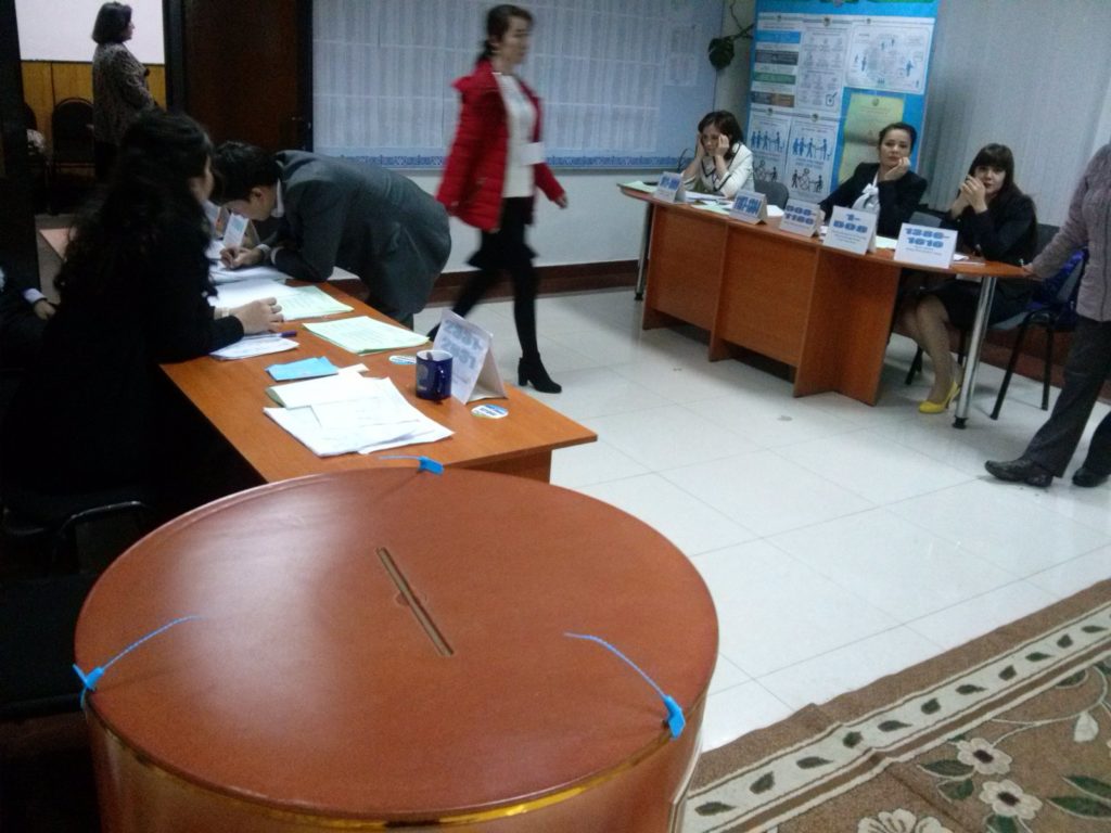 Un bureau de vote à Tachkent, Ouzbékistan.