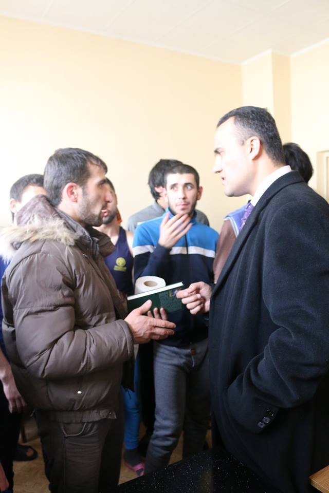 Izzat Aman en compagnie de migrants centrasiatiques, à Moscou.