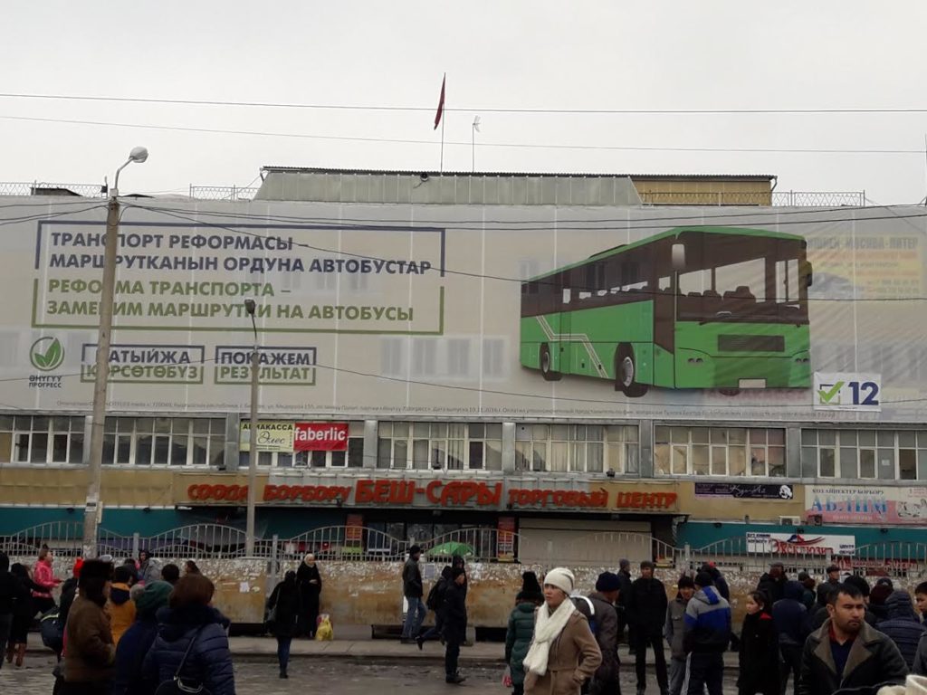 Les affiches de campagne pour les élections locales sont omniprésentes à Bichkek, mais aucune ne fait référence au référendum.