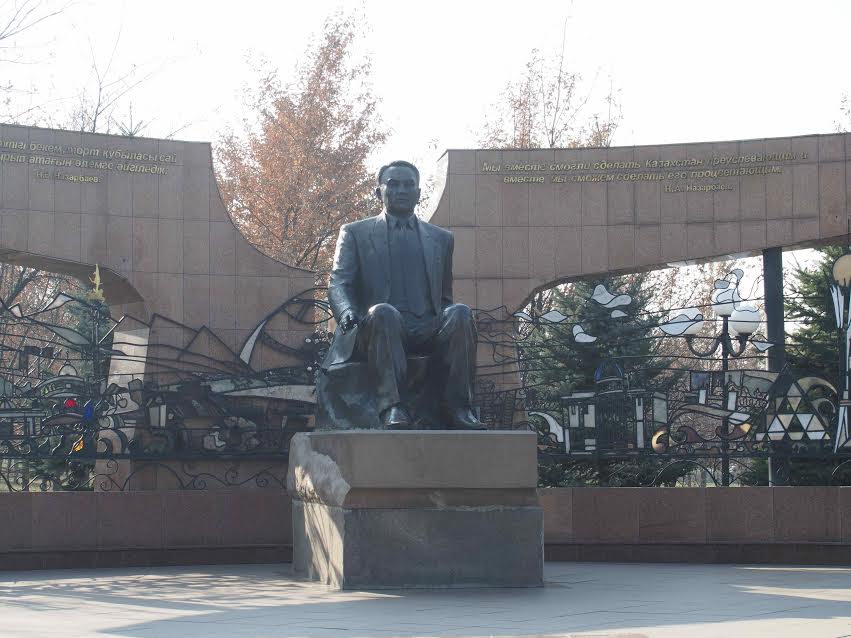 Statue de Noursoultan Nazarbaïev à Astana