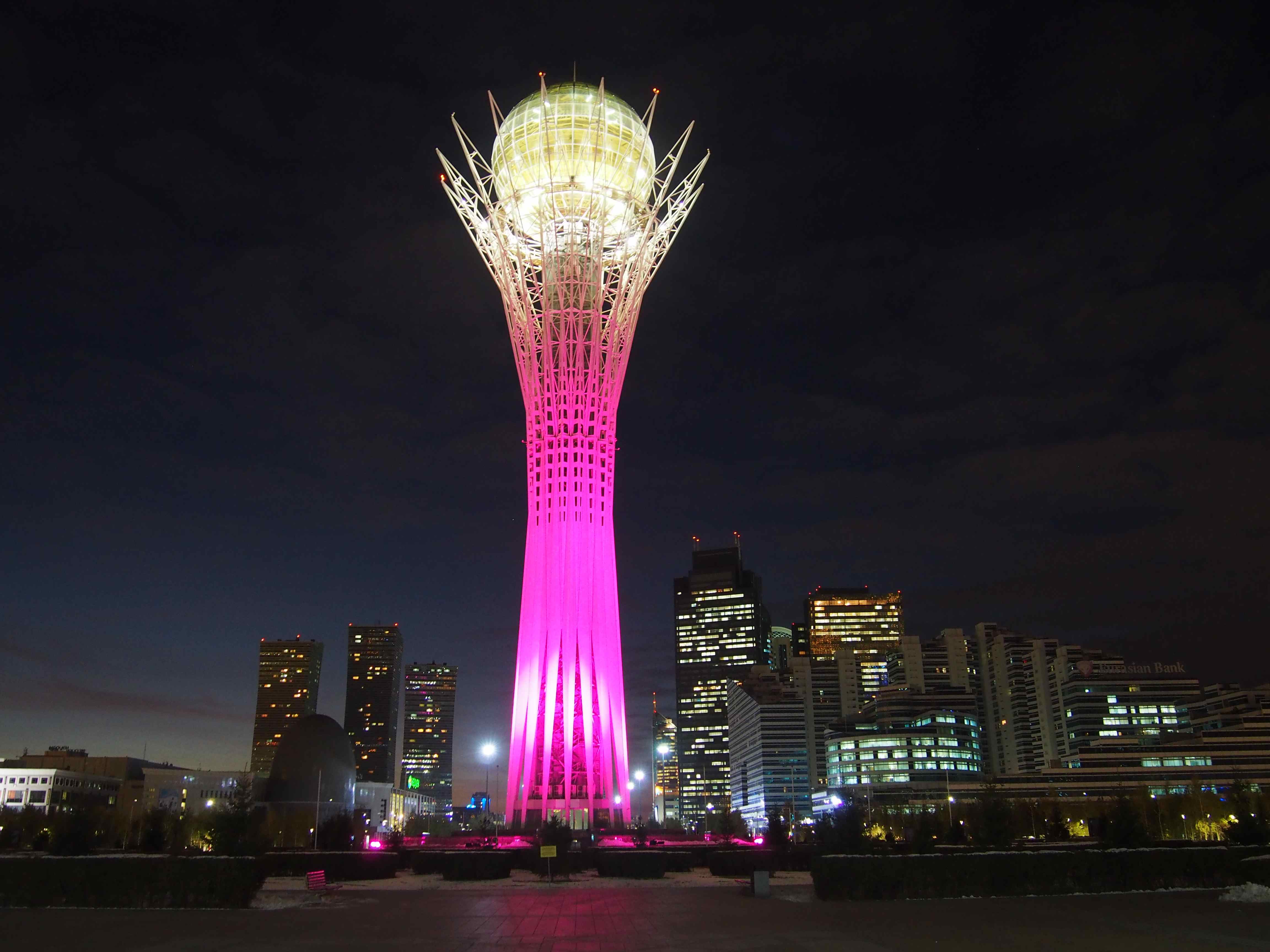 La capitale kazakhe, Astana, de nuit