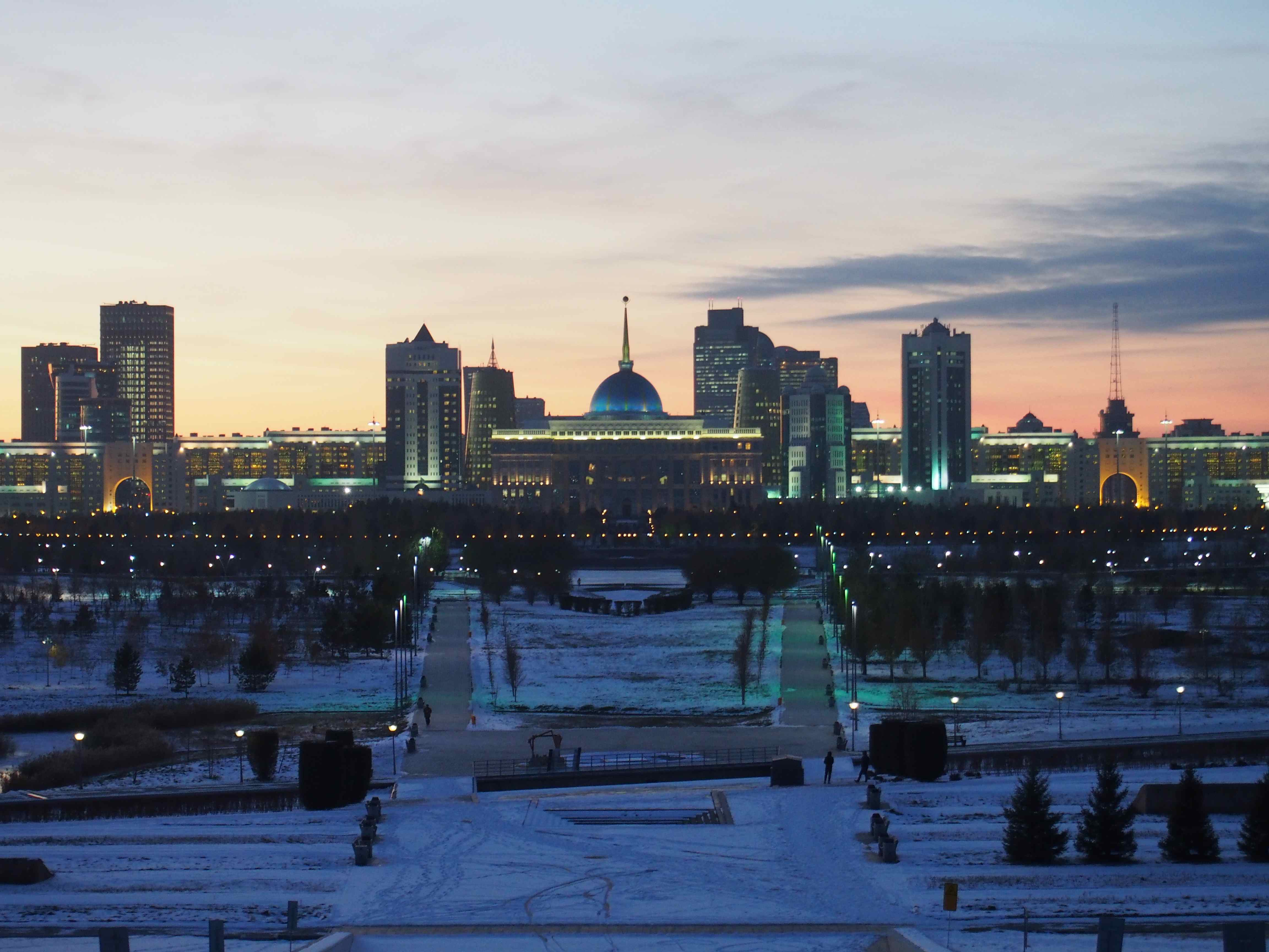 Coucher de soleil sur le palais présidentiel à Astana