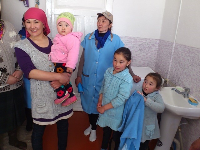 Visite des installations sanitaires dans l'école d'An-Oston