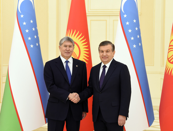 Le président kirghiz, Almazbek Atambaïev (à gauche) s'est particulièrement rapproché de son homologue ouzbek, Chavkat Mirzioïev (à droite).