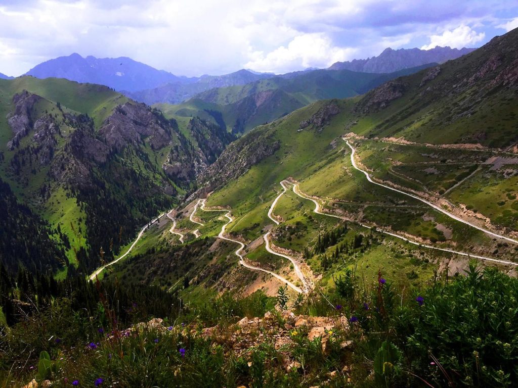 Chemin Montagne Kirghizstan