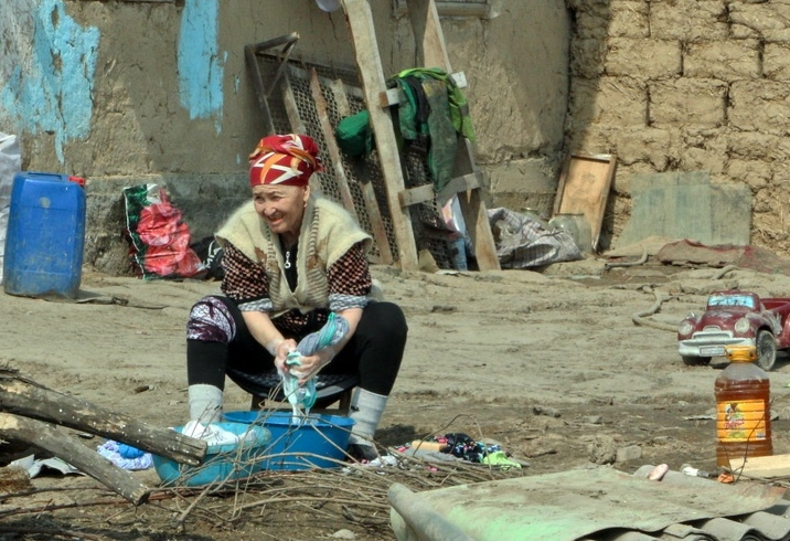 Kirghizstan Banlieue Muras-Ordo Altyn-Kazyk Maison Terre Illégal Femme
