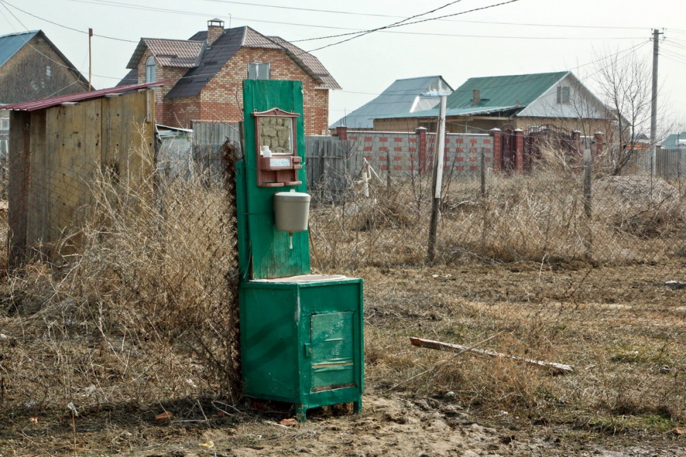 Kirghizstan Banlieue Muras-Ordo Altyn-Kazyk Maison Terre Illégal Eau Fontaine
