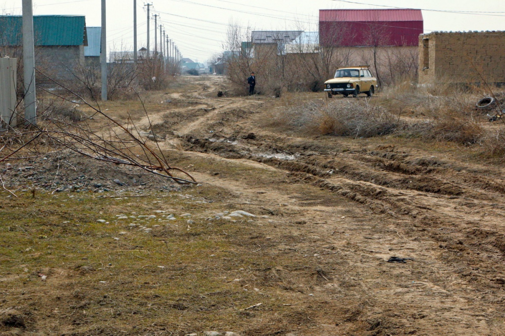 Kirghizstan Banlieue Muras-Ordo Altyn-Kazyk Maison Terre Illégal Voiture Chemin