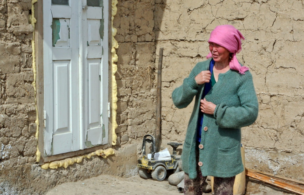 Kirghizstan Banlieue Altyn-Kazyk Maison Terre Illégal Femme