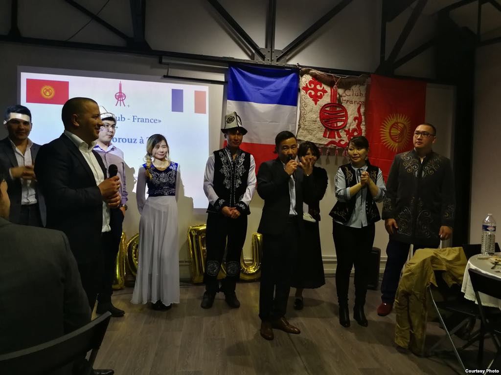 Kirghizstan Kirghiz France KyrghyzClub Fête Norouz Nouvel an Vêtements traditionnels