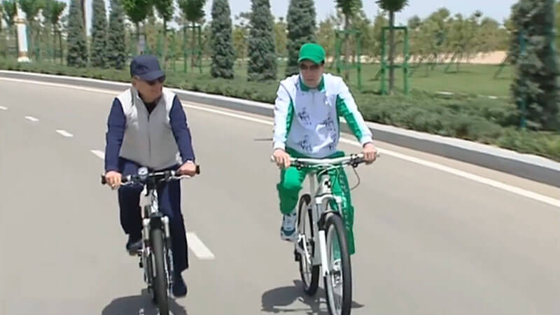 Le président ouzbèk, Chavkat Mirzioïev et le président turkmène, Gourbangouly Berdimouhamedov à vélo dans la ville balnéaire d'Avaza au Turkménistan