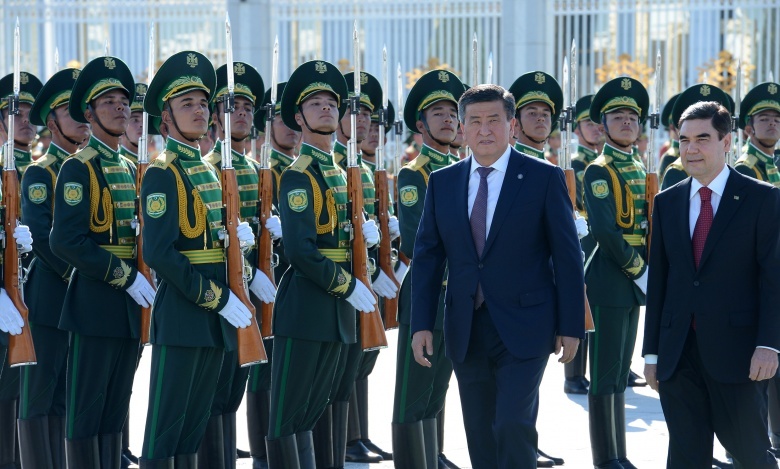 Présidents kirghiz turkmène garde d'honneur