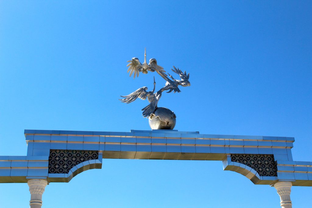 Les trois cigognes, symbole de l'Etat ouzbek indépendant, sur la place de l'indépendance (mutaqilik) à Tachkent.