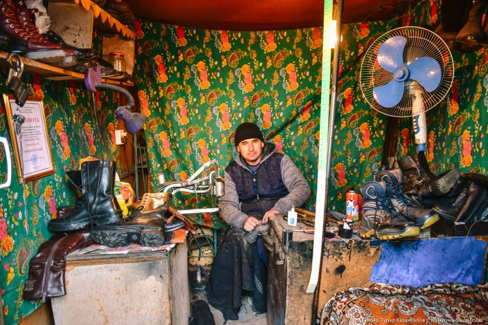 Jarkent Kazakhstan Ville Frontière Chine Baktiar Sadikov Cordonnier