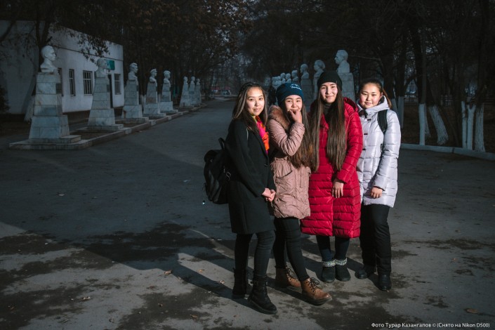 Jarkent Kazakhstan Ville Frontière Chine Lycéennes