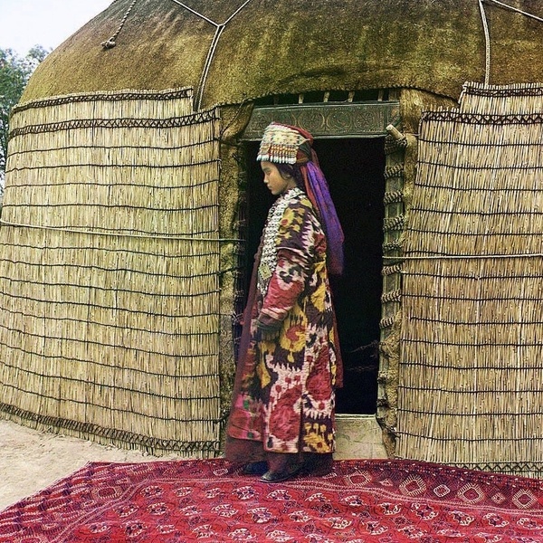 Asie centrale XXème siècle 1910 Voyage Sergueï Prokoudine-Gorski Empire russe Photographie Ouzbékistan Femme Yourte