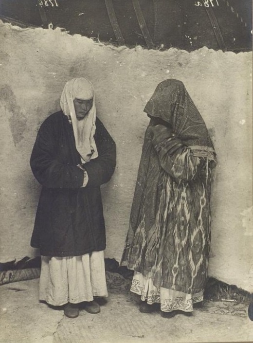 Kazakhs Femmes Habits traditionnels Kazakhstan XIXème XXème siècle 19ème 20ème Photographies Histoire Société