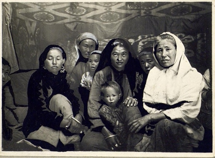 Kazakhs Femmes Yourte Portrait Semipalatinsk Kazakhstan XIXème XXème siècle 19ème 20ème Photographies Histoire Société