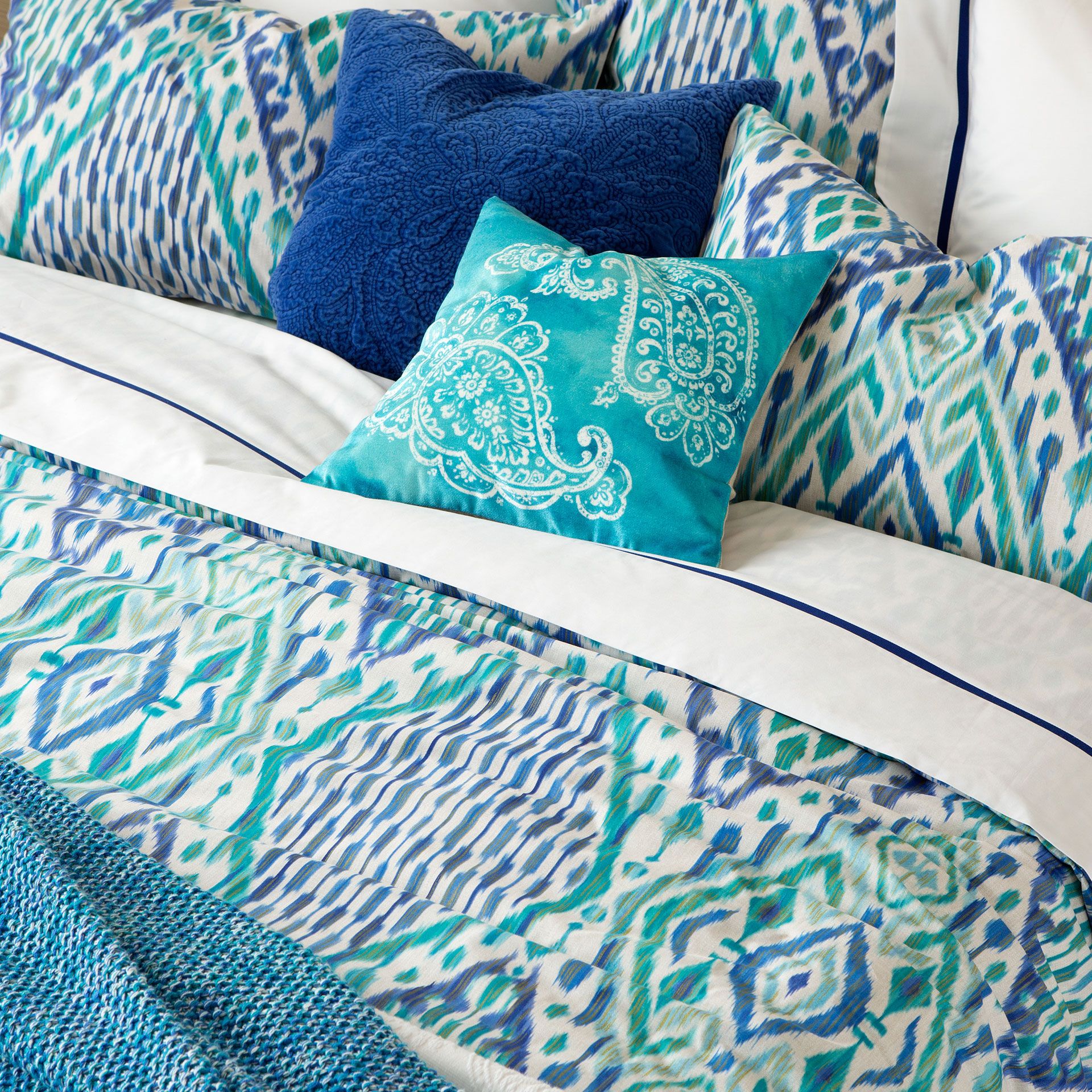Balanciaga Ouzbékistan motifs Zara coussin