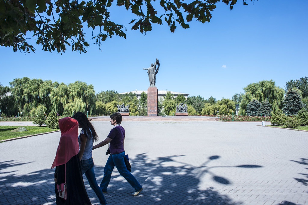 Oukrouïa Salieva Rues Bichkek Kirghizstan Femmes Nom Statue