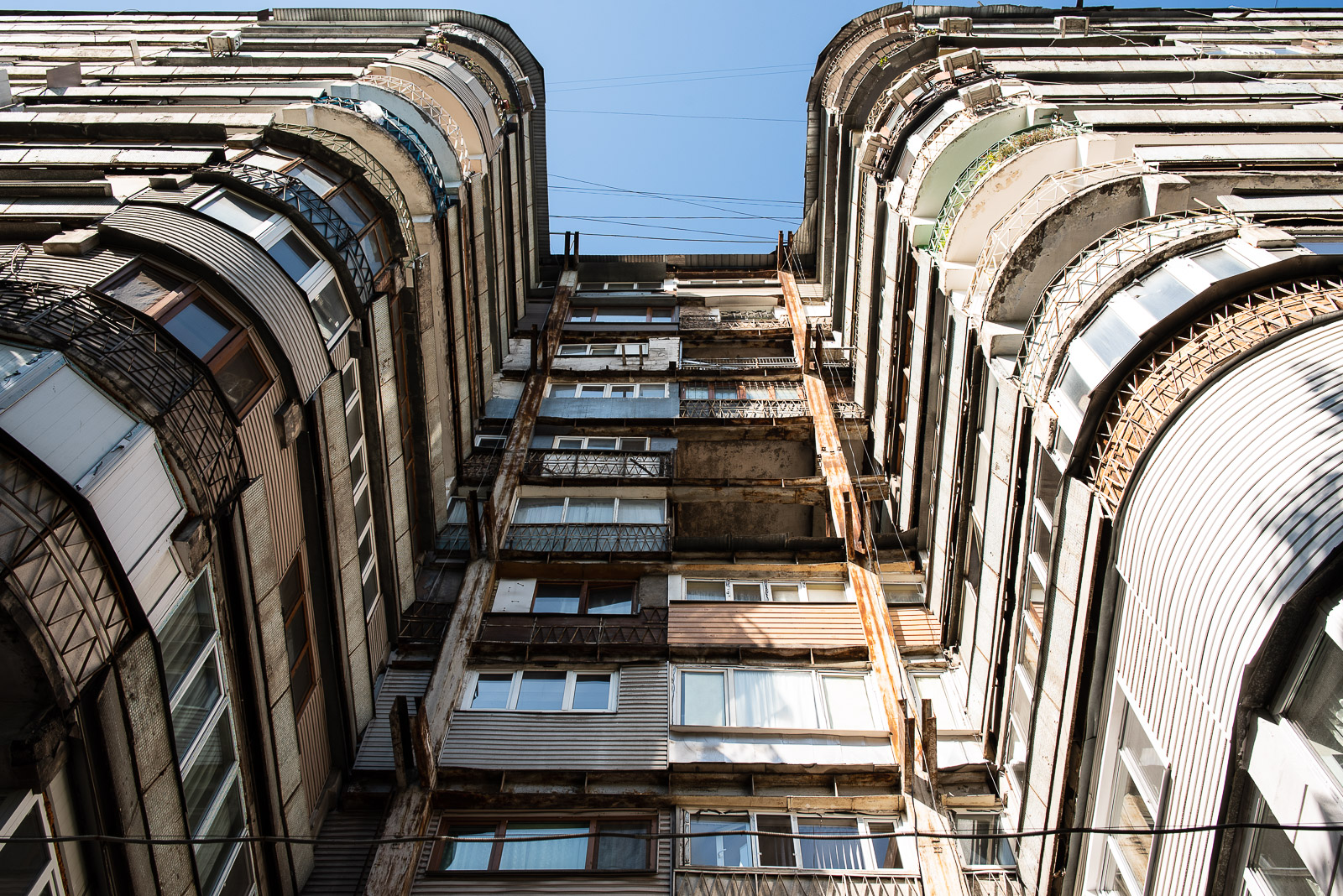 Bâtiment Tours Patchwork Balcons Passant